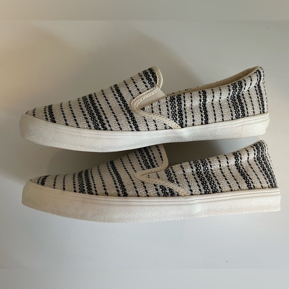 Canvas Striped Sneaker Size 9 - Picture 2 of 3